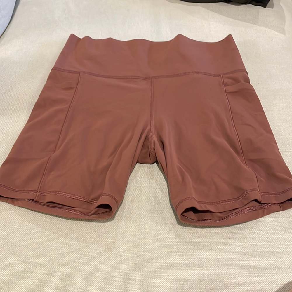 Athleta Salutation Stash Pocket II 7” bike short